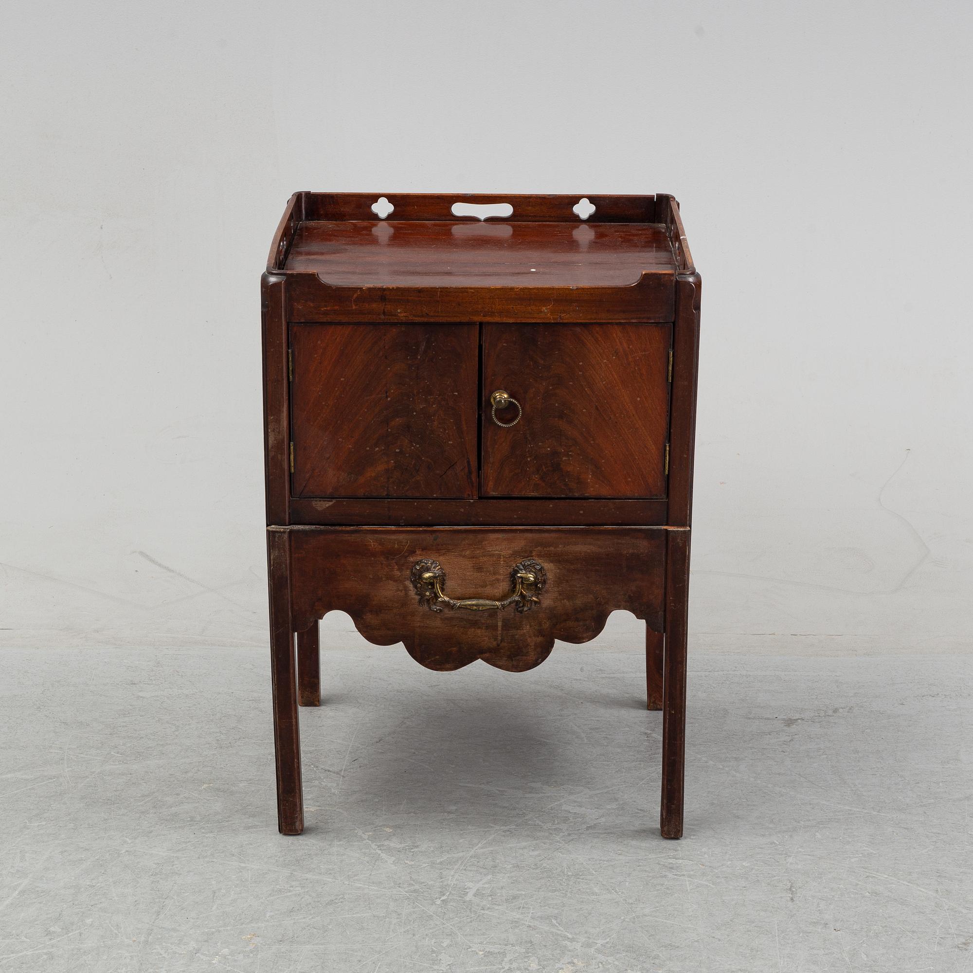 A mahogany bedside table from around the year 1900.