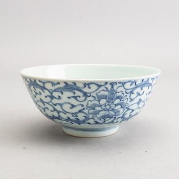 A set of two bowls and one dish 19th/20th century porcelain.