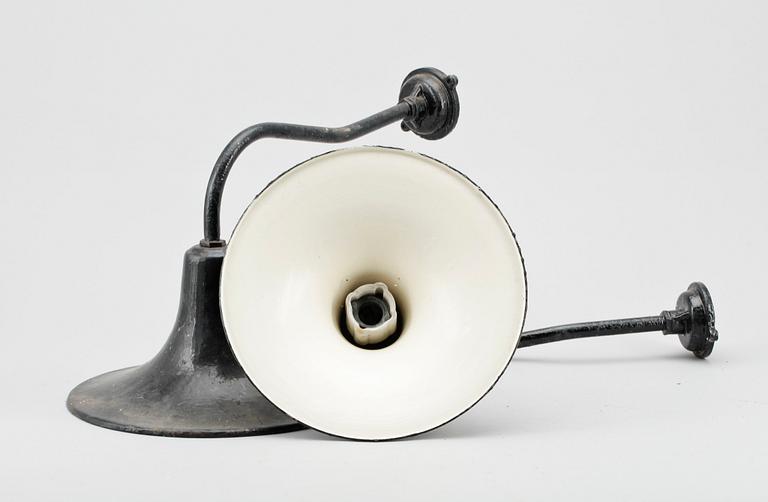 VÄGGLAMPOR, ett par, industri, 1900-talets mitt.