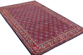 A carpet, Sarouk, c. 323 x 205 cm.