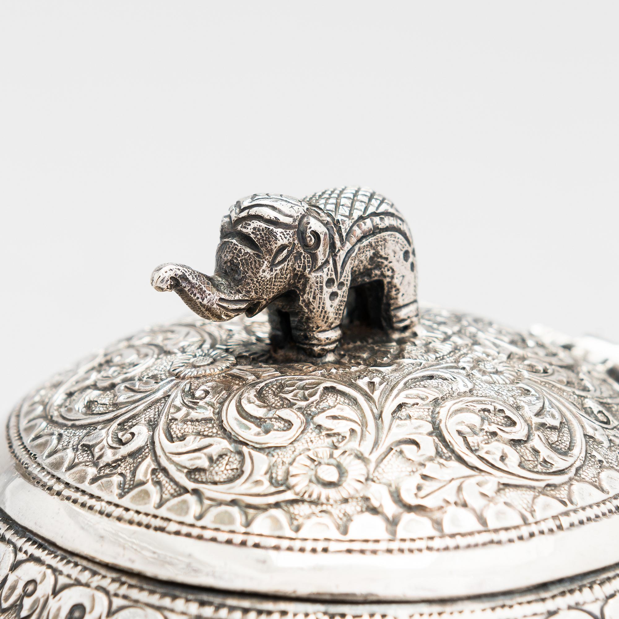 Tekanna och mjölkkanna, österländskt silver, kring 1900.