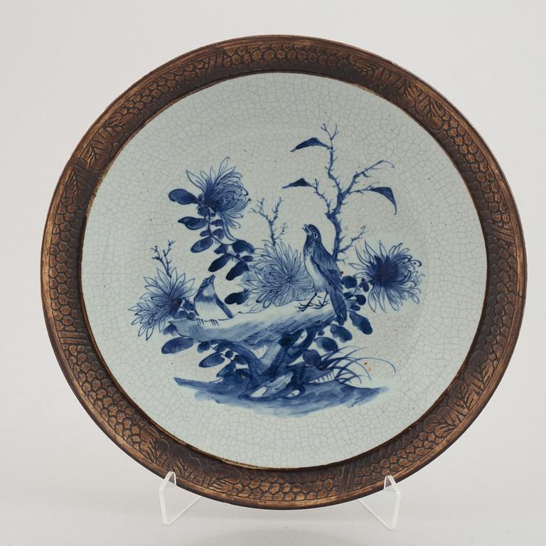 A pair of large blue and white serving dishes, late Qing dynasty/circa 1900.