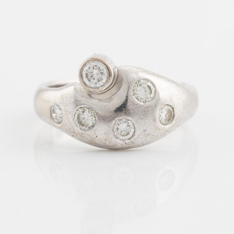 An 18K white gold ring set with round brilliant-cut diamonds.