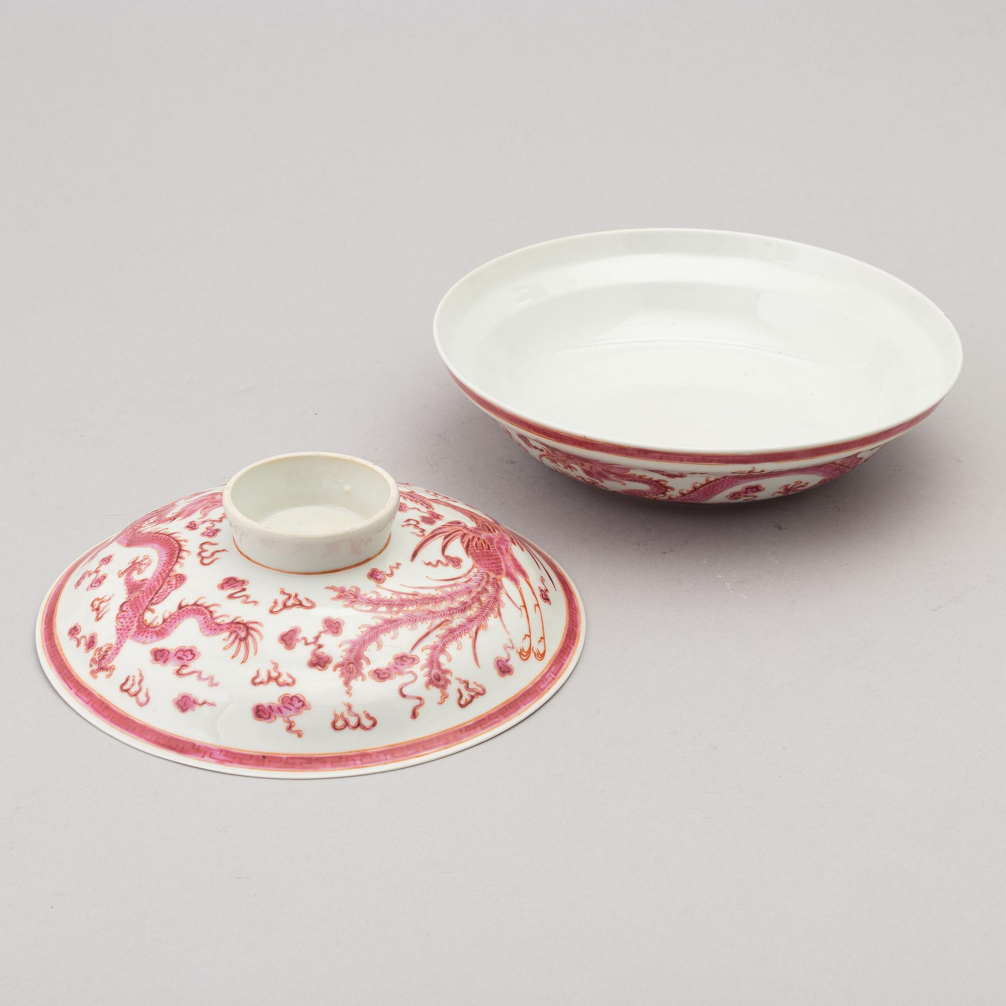 A Chinese porcelain bowl with cover, presumably early 20th century.