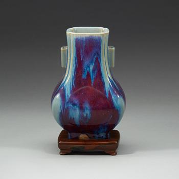 VAS, porslin. Qingdynastin, 1800-tal med sigillmärke.