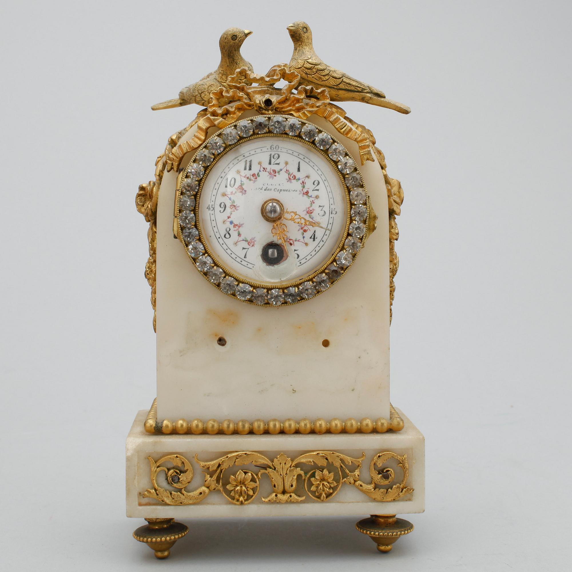 BORDSUR I ETUI, marmor, Louis XVI-stil, otydlig urmakarmärkning, sekelskiftet 1900.