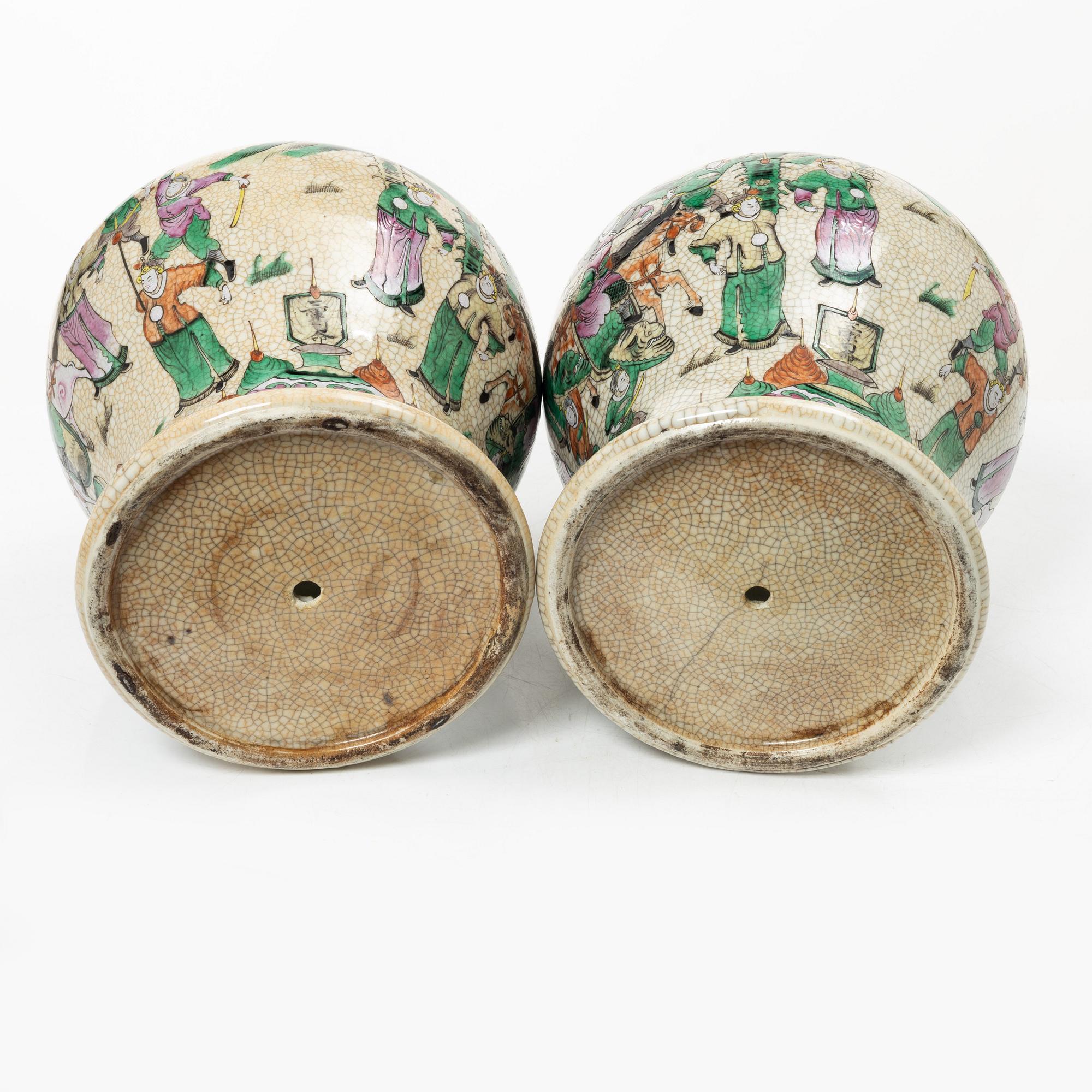 Urnor, ett par, Kina, Qingdynastis slut/omkring år 1900.