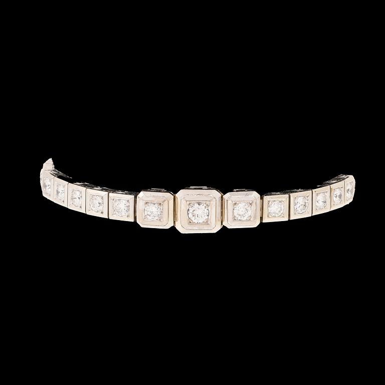 Armband 18K vitguld och briljantslipade diamanter.