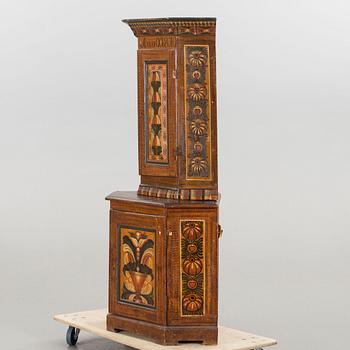 HÖRNSKÅP, två delar. allmoge, bär årtal 1810.