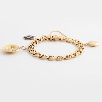 Armband 18K guld med tre berlocker, en berlock  med runda briljantslipade diamanter.