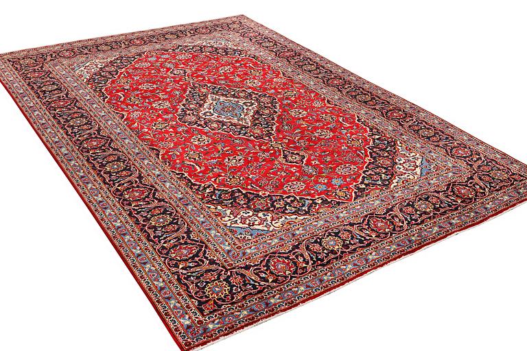 A carpet, Kashan, approx. 360 x 247 cm.