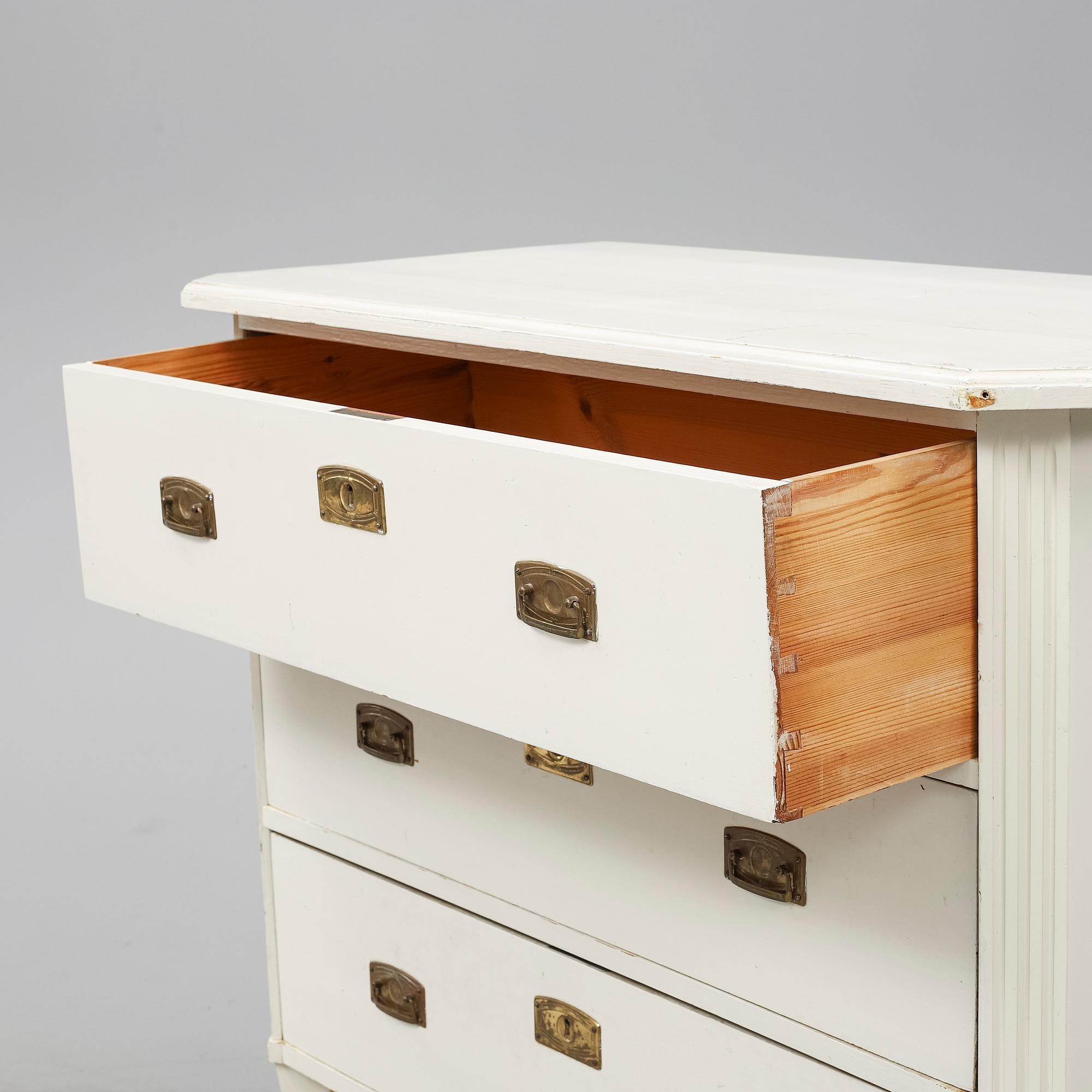 A first half of the 20th Century Gustavians style chest of drawers.