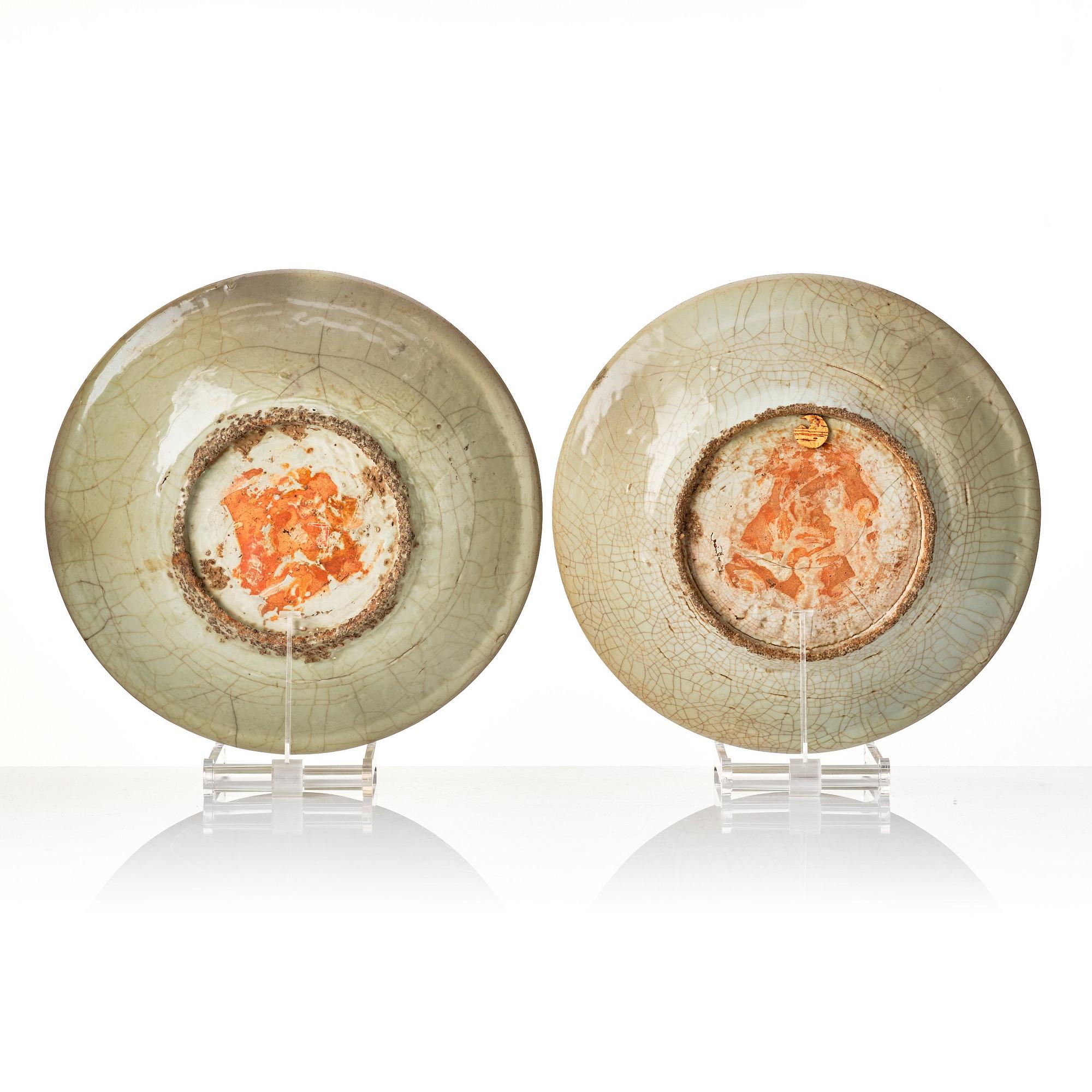 Two pale green ge glazed dishes, Yuan/Mingdynasty.