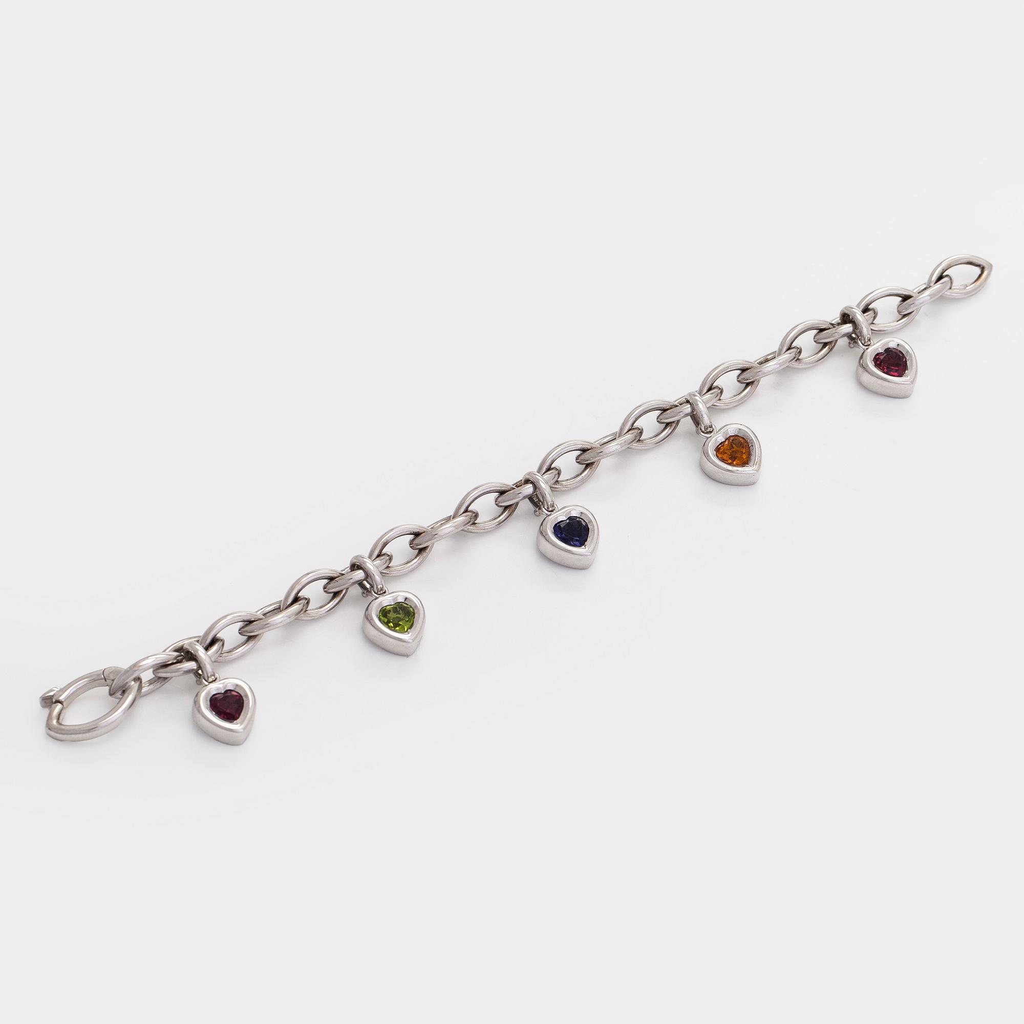 Armband, 18K vitguld med berlocker av hjärtslipade färgstenar och en briljantslipad diamant.
