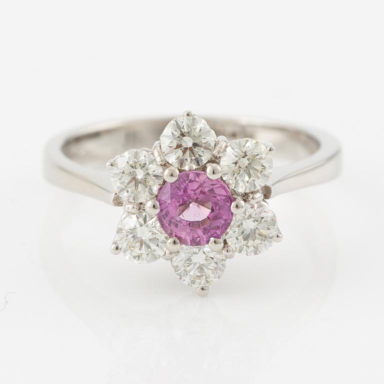 Ring in 14K gold with a pink faceted sapphire and round brilliant-cut diamonds.