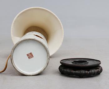 BORDSLAMPA/LYKTA, porslin, Kina, 1900-tal.