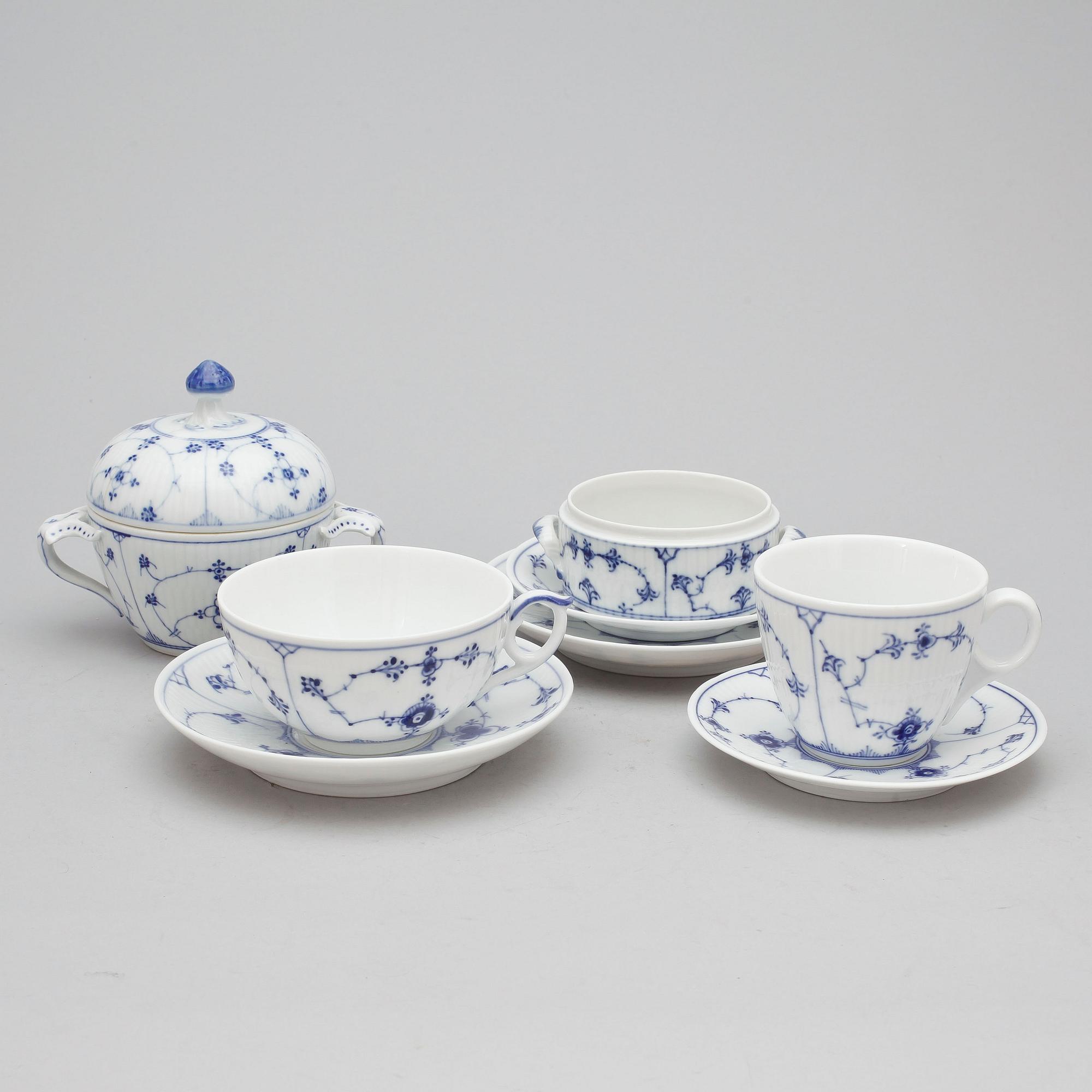 SERVISDELAR, 26 delar, "Musselmalet", Royal Copenhagen samt Bing & Gröndahl.