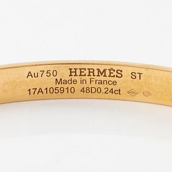 Hermès a bangle "Collier de chien" in 18K gold with round brilliant-cut diamonds.