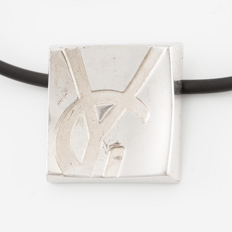 Yves Saint Laurent, armring och hänge, silver.