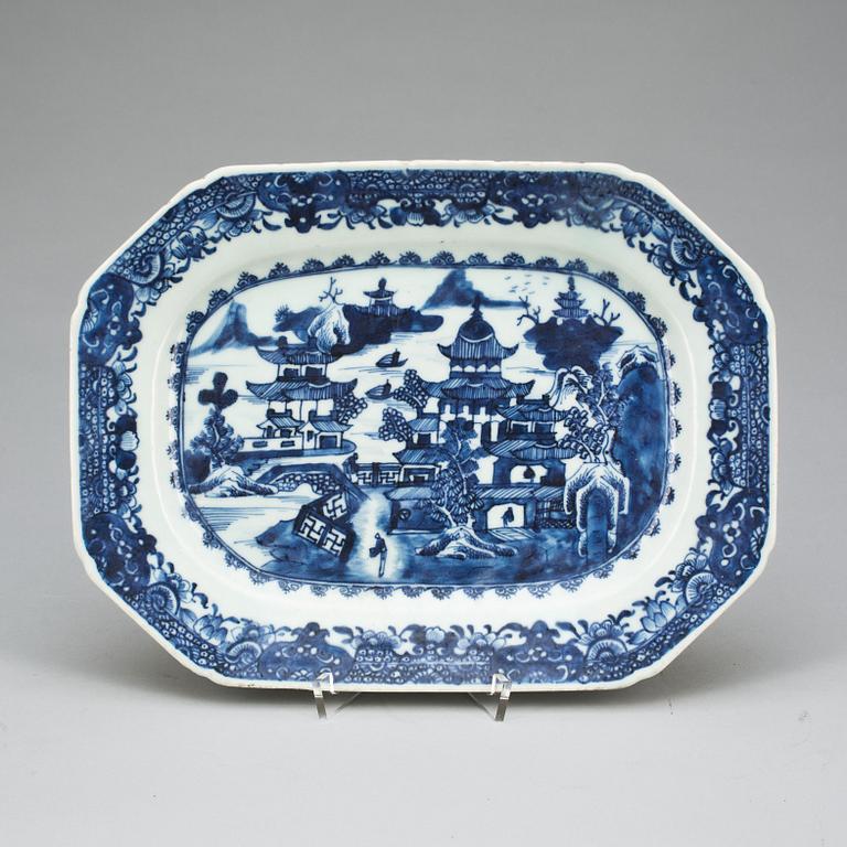 STEKFAT, porslin. Kina, Qianlong (1736-95).