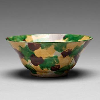 152. An egg and spinach bowl, Qing dynasty, Kangxi (1662-1722).