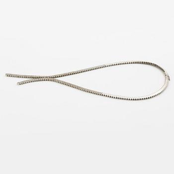 Collier 18K vitguld med briljantslipade  diamanter.