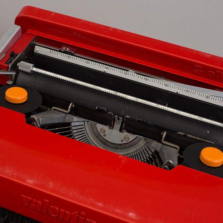 ETTORE SOTTSASS, skrivmaskiner 2 st, "Valentine", 1969.