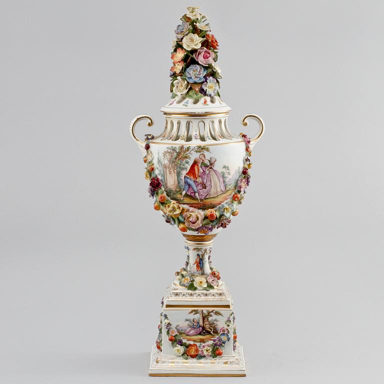 PRAKTURNA, porslin, Wien, 1800-talets andra hälft.