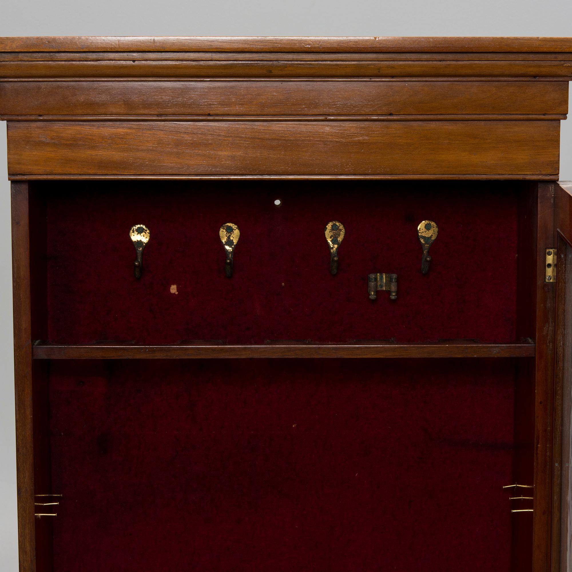 VAPENSKÅP, 1800-tal.