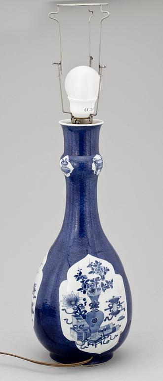 BORDSLAMPA/VAS, porslin, Kina. Kangxi (1662-1722).