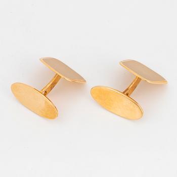 A pair of 18K gold cufflinks.