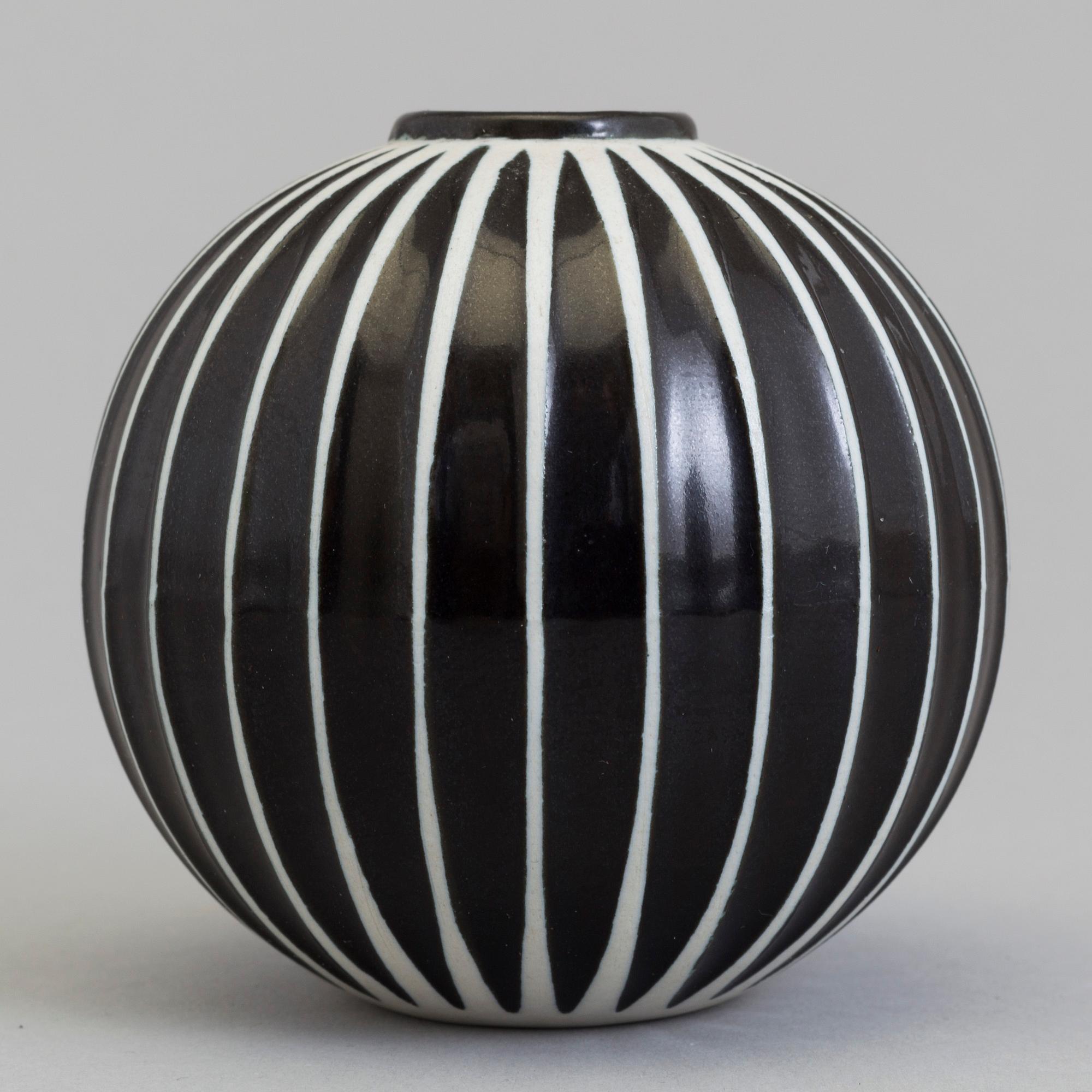 A Stig Lindberg earthenware 'Domino' vase, for Gustabsnerg. 1955-1969.