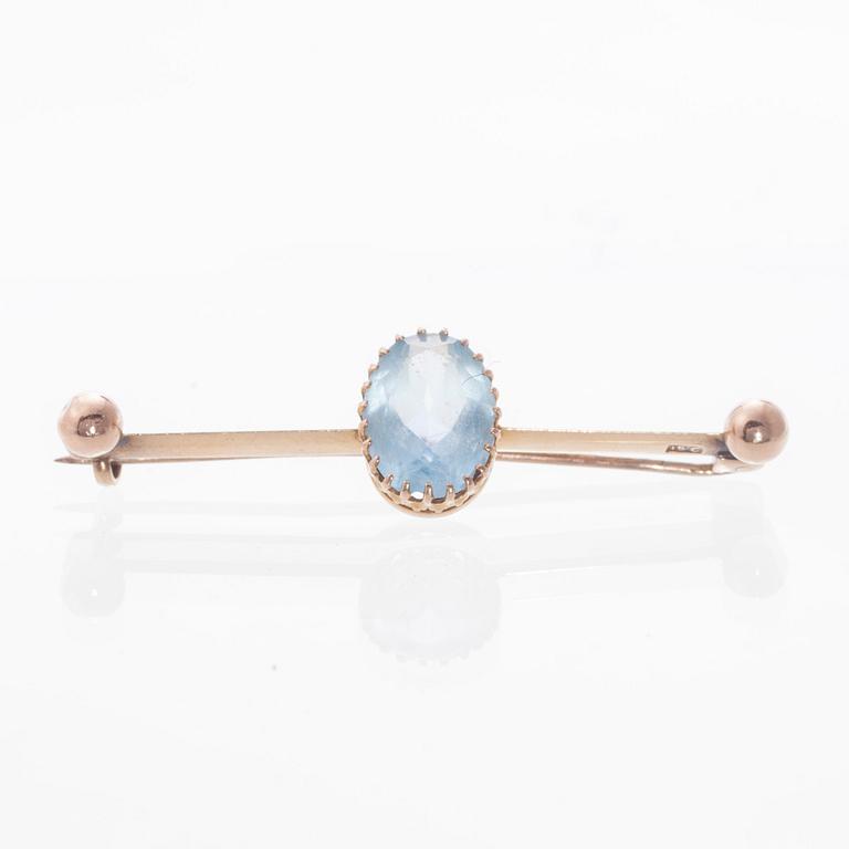 BROSCH, 14K guld, blått glas. Troligtvis England. Vikt ca 3,7 g.