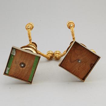 KANDELABRAR, ett par, förgylld brons och marmor, 1800-talets första hälft.