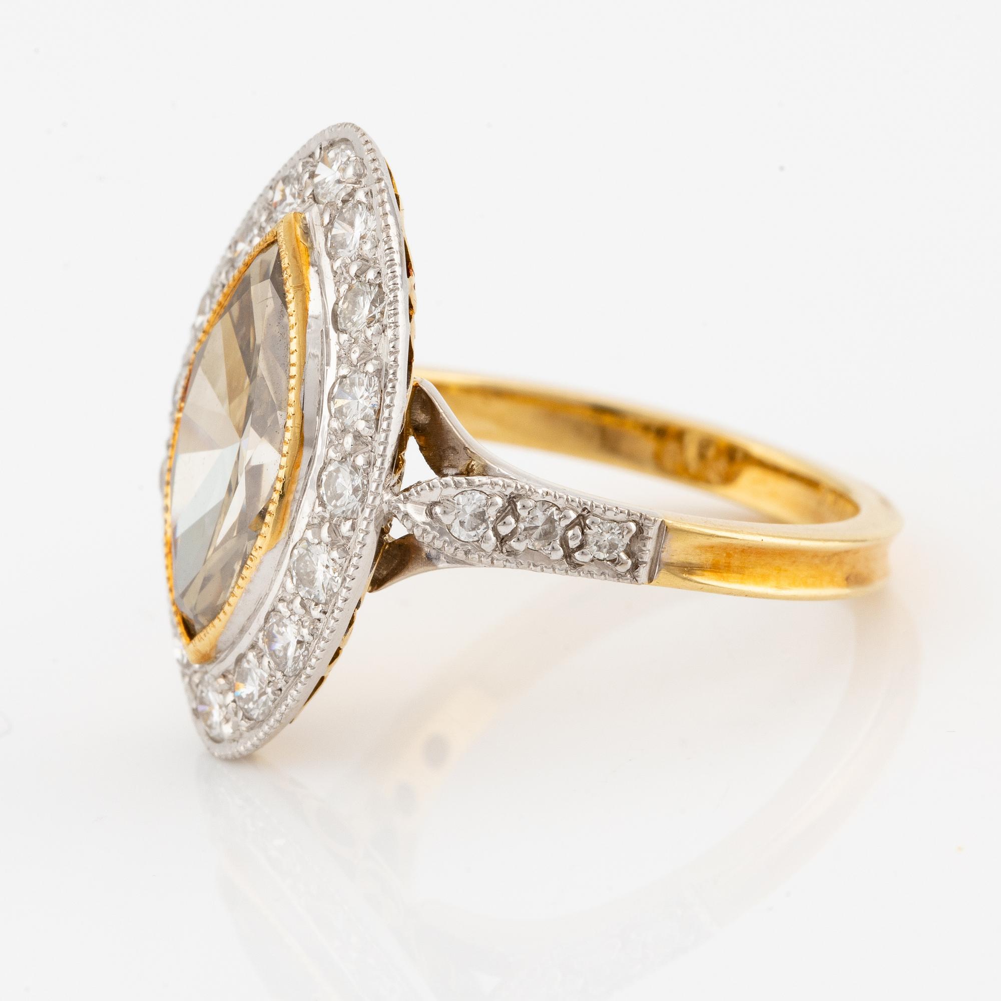 Ring in 18K gold set with a marquise-cut brown diamond and brilliant-cut diamonds.