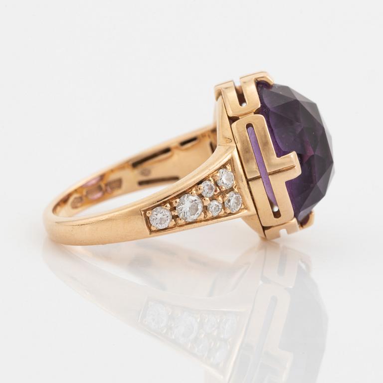 A Bulgari "Parentesi" ring in 18K gold set with faceted amethyst.
