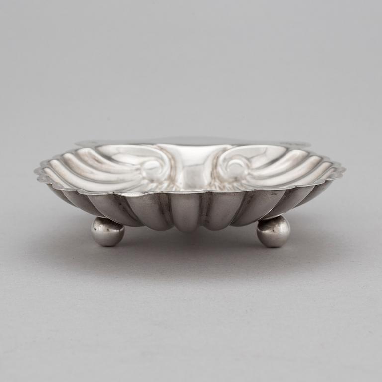 CAVIAR BOWL with caviar knife, silver, G. Jackson, & D. Fullerton, London, 1899. Tot weight of 86 grams.