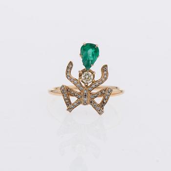 RING, smaragd, briljantslipade diamanter, 18K guld. Sovjetunionen.