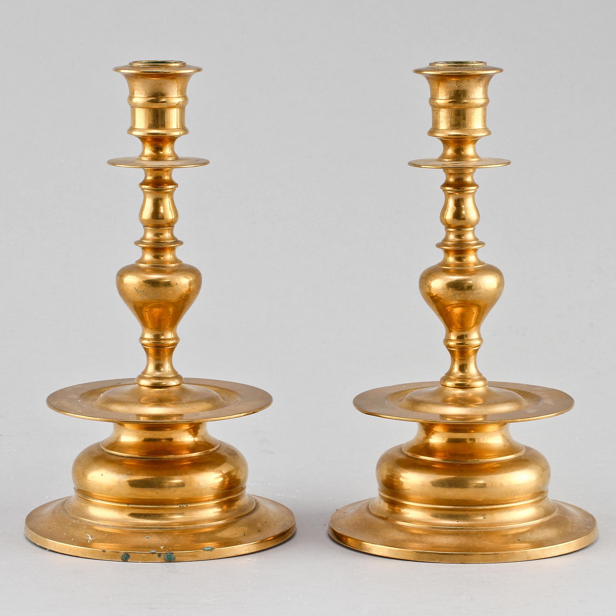 LJUSSTAKAR, ett par, mässing, "No 58", Skultuna, Sverige, tidigt 1900-tal.