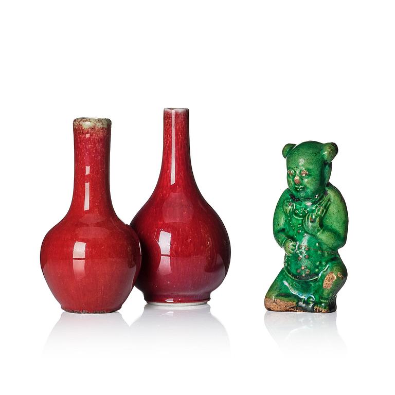 Vaser, två stycken, porslin. Qingdynastin, 1700-/1800-tal samt figurin/rökelshållare, keramik. Sen Mingdynasti.
