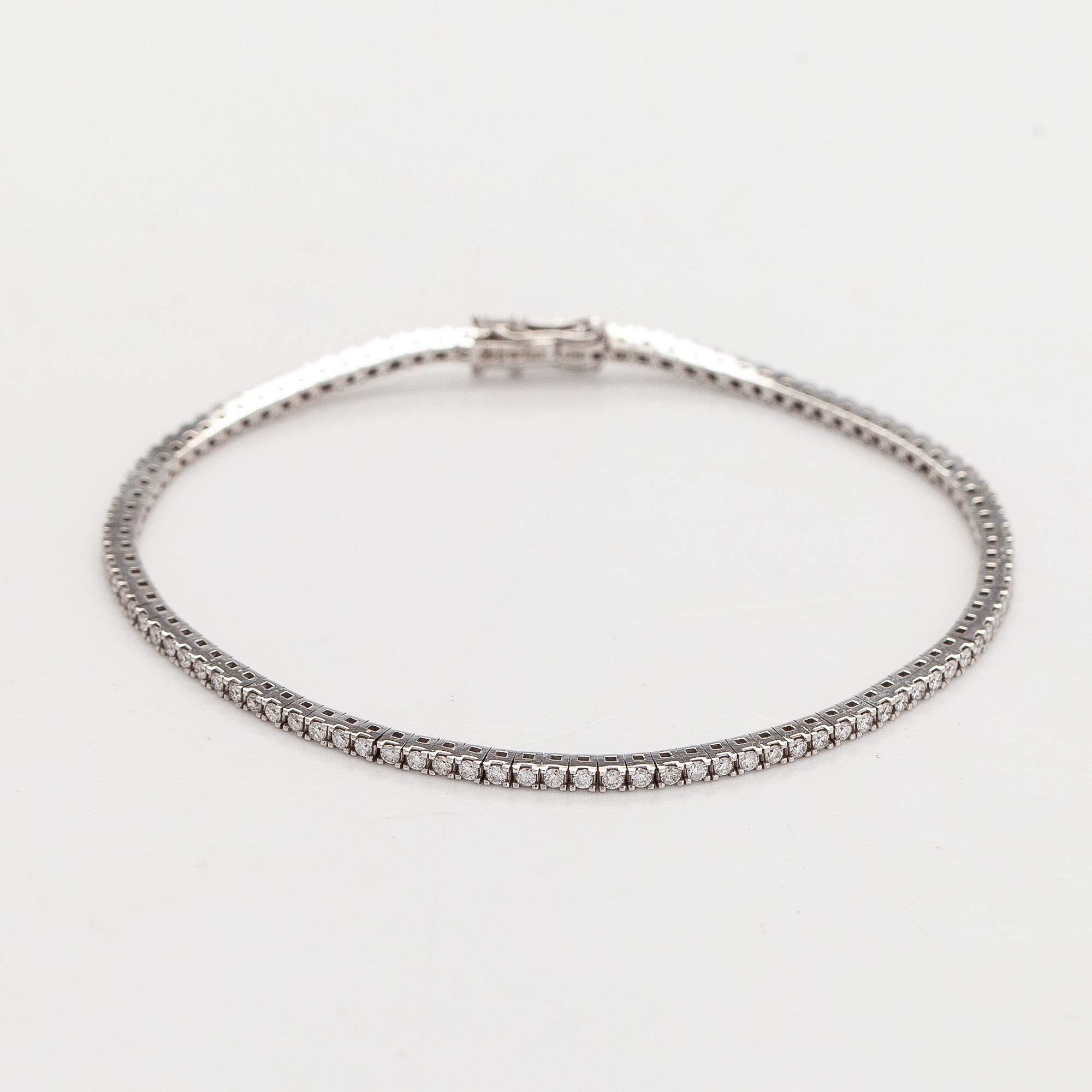 Tennisarmband, 18K vitguld och briljantslipade diamanter.