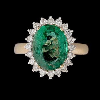 A RING, facetted emerald, brilliant cut diamonds, 18K gold.