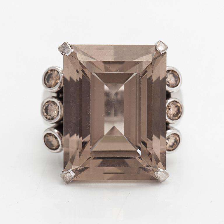 An 18K whitegold ring with an emeraldcut smokey quartz and diamonds approx 0.70 ct in total, Kultala, Helsinki 2008.