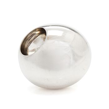 Georg Jensen, sormus, "Cave", hopeaa, suunnittelija Jacqueline Rabun, noin 2000.