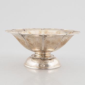 Skål på fot, silver 830, svenska importstämplar, Sjögren AB Juvelerare Oscar, Göteborg 1921.