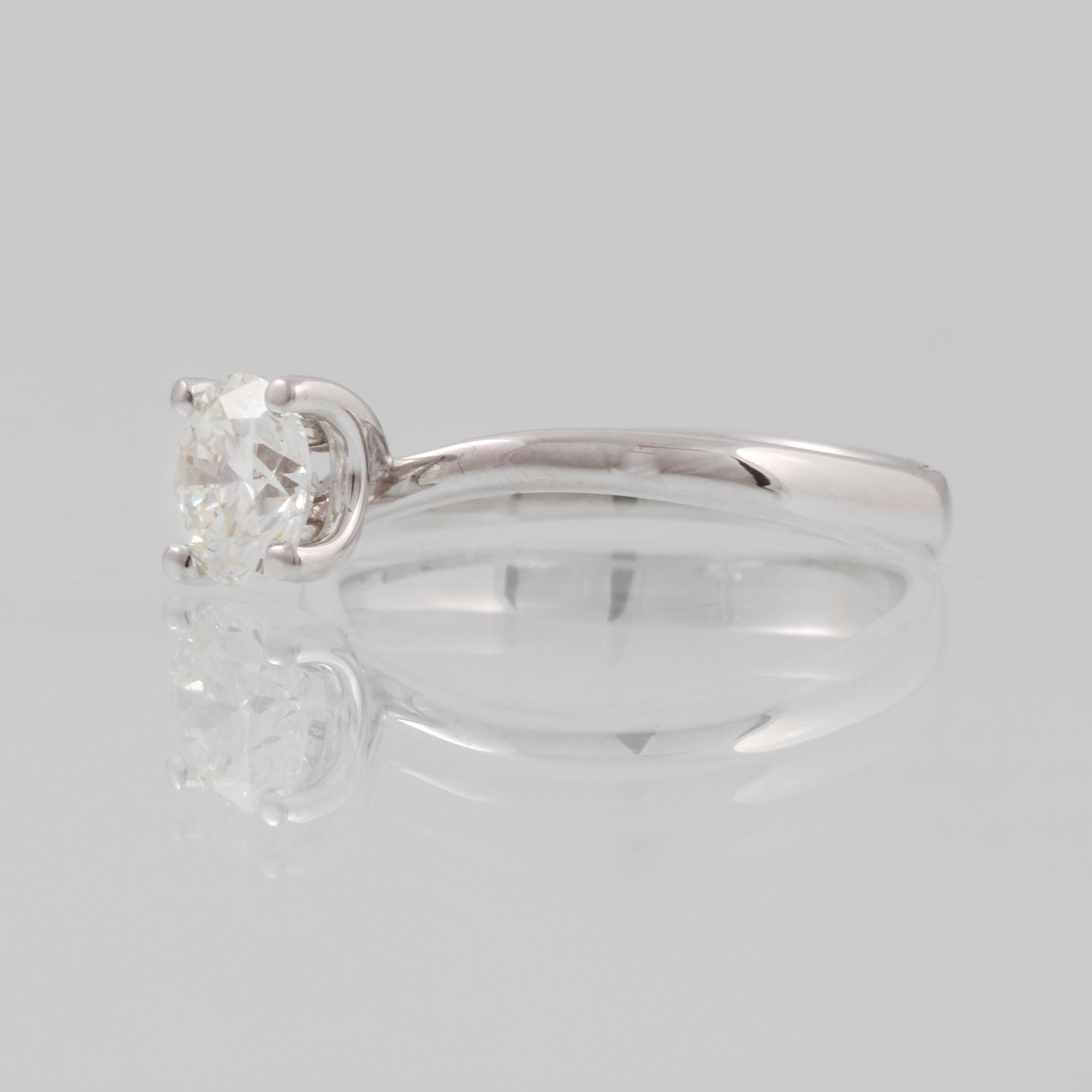 RING, 18K vitguld med briljantslipad diamant 1.01 ct. Vikt  3,5 gram.