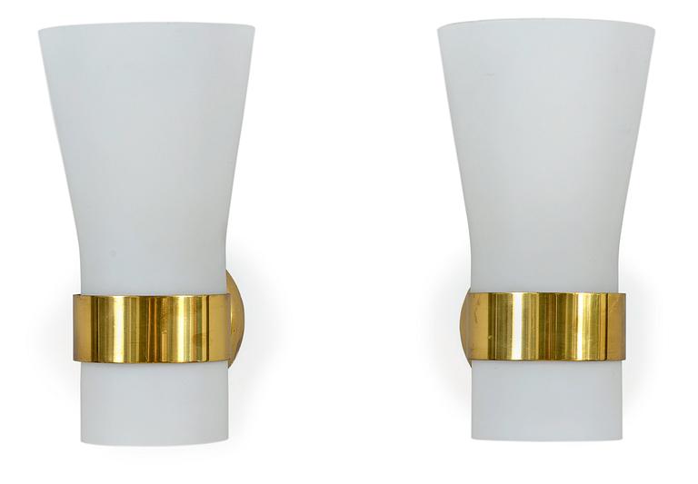 Paavo Tynell, A SET OF TWO WALL LAMPS.