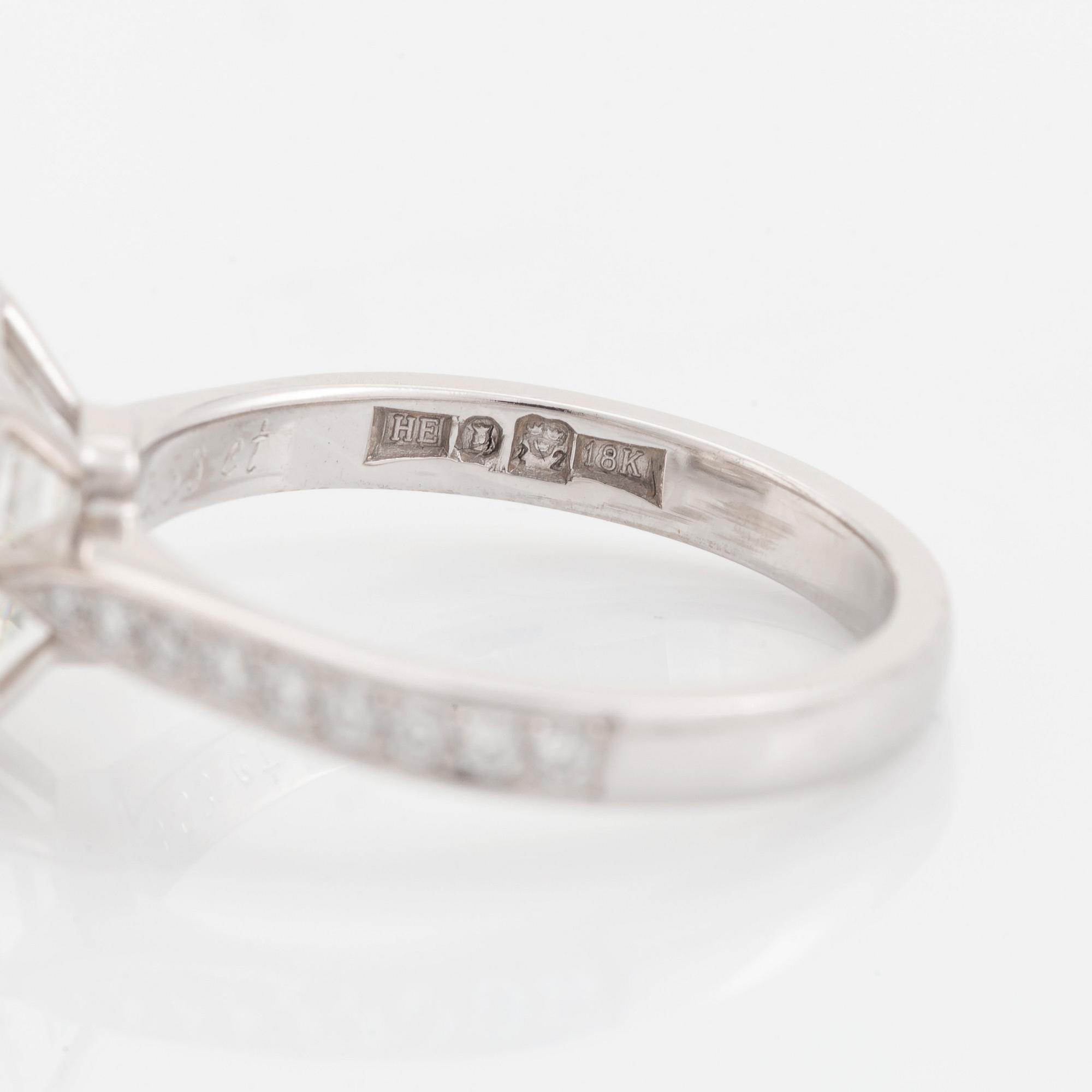 An Engelbert ring in 18K white gold set with an emerald-cut diamond 3.53 ct G vvs 2.