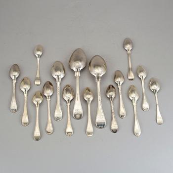 PARTI SKEDAR, 16 st, silver, bl a Adolph Zethelius, Stockholm, 1819. Mestadels 1800-talets andra hälft. Vikt ca 340 g.