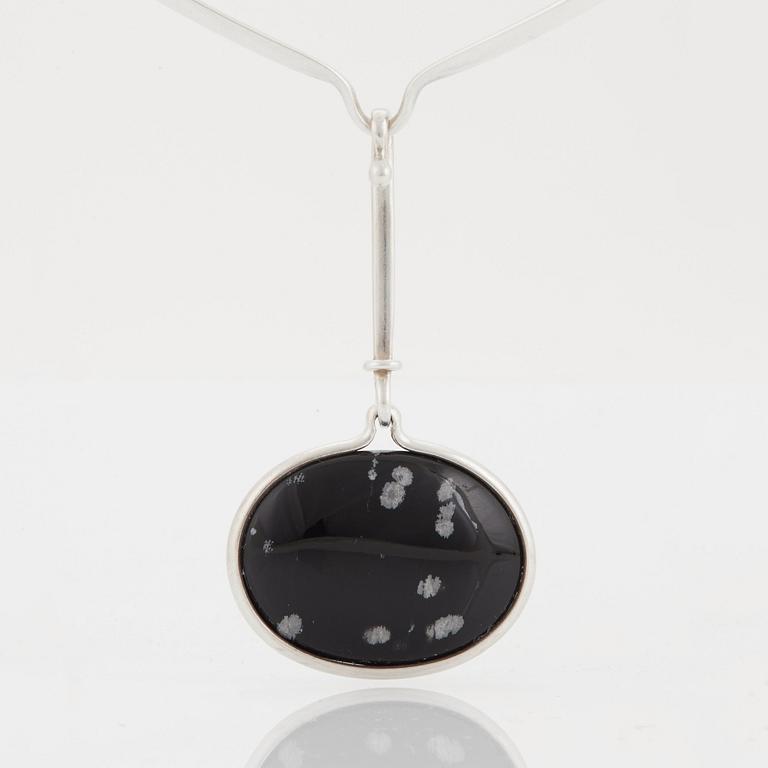 Vivianna Torun Bülow-Hübe, halsring med två hängen, egen verkstad, 
1980-90-tal, sterling.